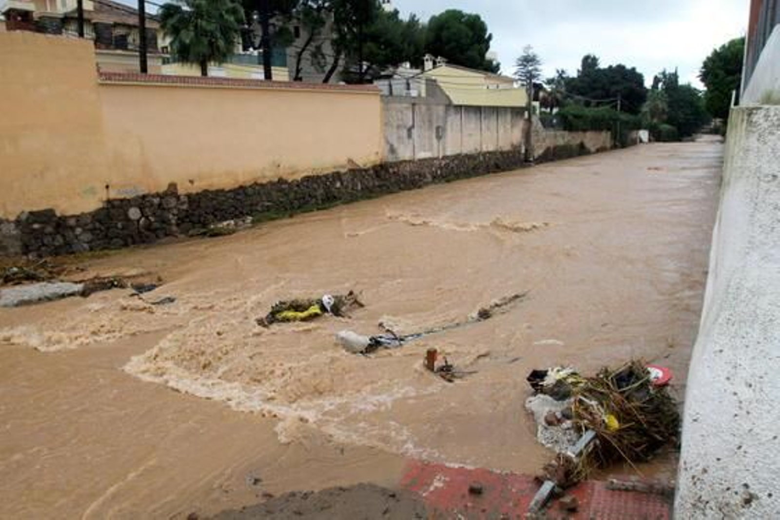Málaga limpia el barro dejado por la tromba de agua del sábado