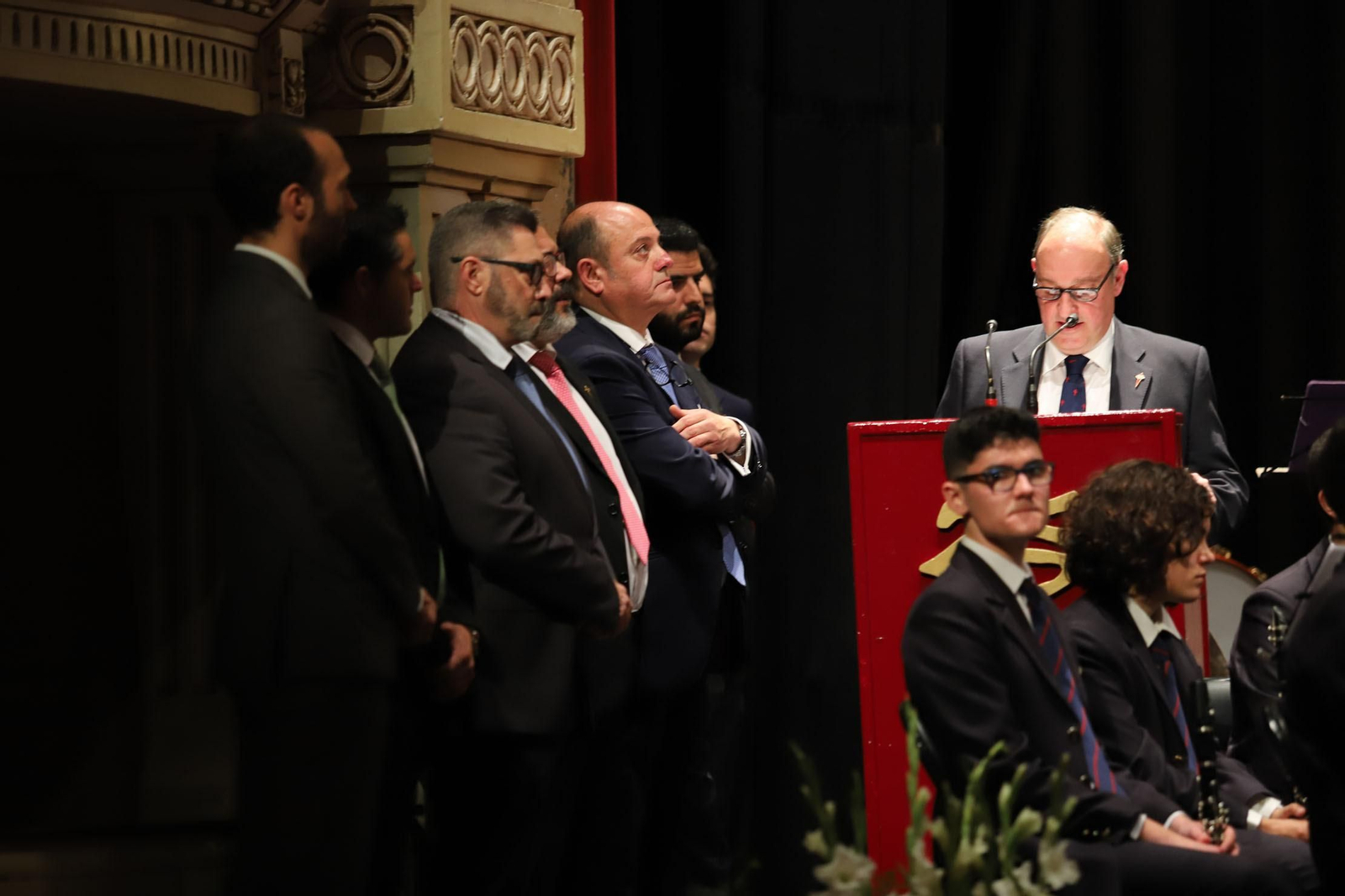 Presentan manto de la Virgen del Amor.