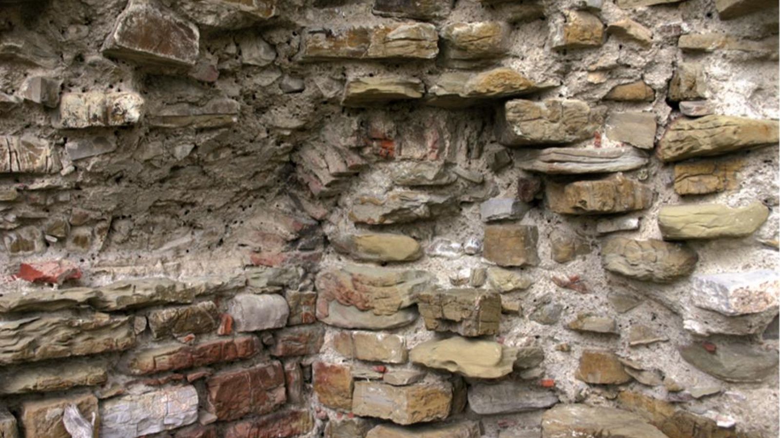 Restos de la bóveda de ladrillos que cubría la escalera que daba acceso al sótano de la torre del Arroyo del Lobo.