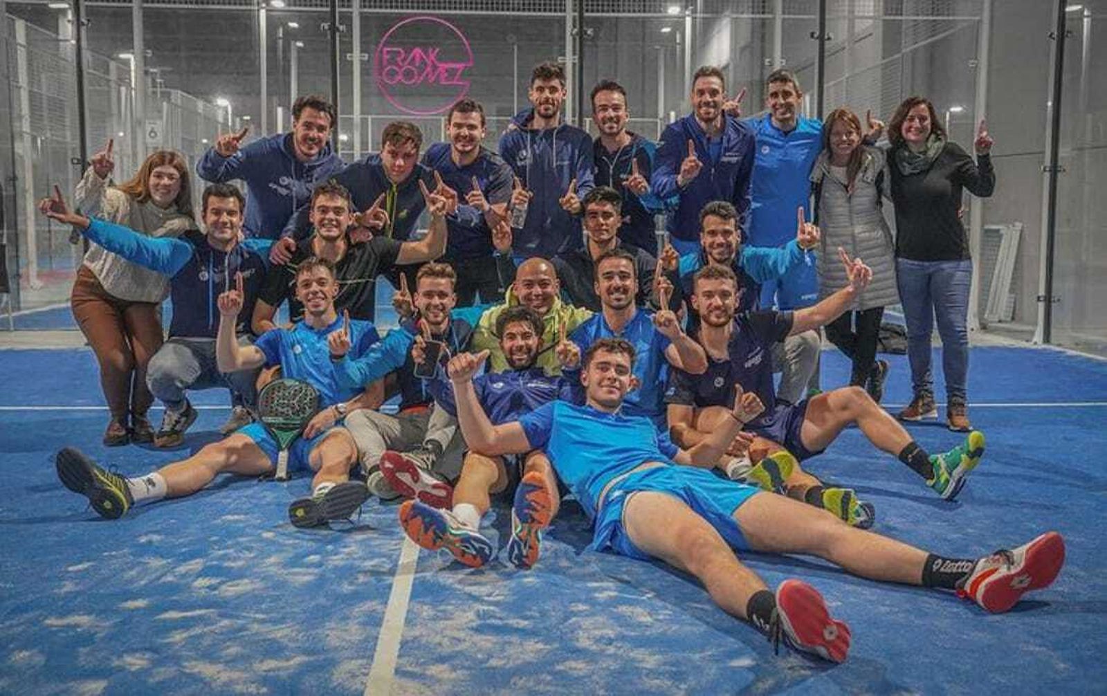 Los jugadores del Río Grande-Si Pádel celebran el éxito de la permanencia.