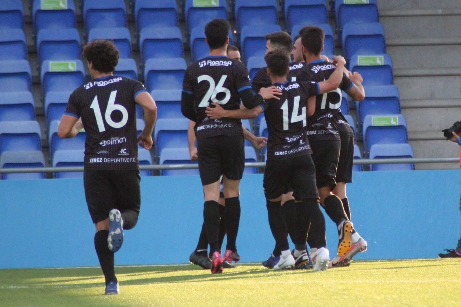 Los jugadores del Xerez DFC felicitan a su compañero Antonio Sánchez tras anotar de penalti. Los jugadores del Xerez DFC felicitan a su compañero Antonio Sánchez tras anotar de penalti.