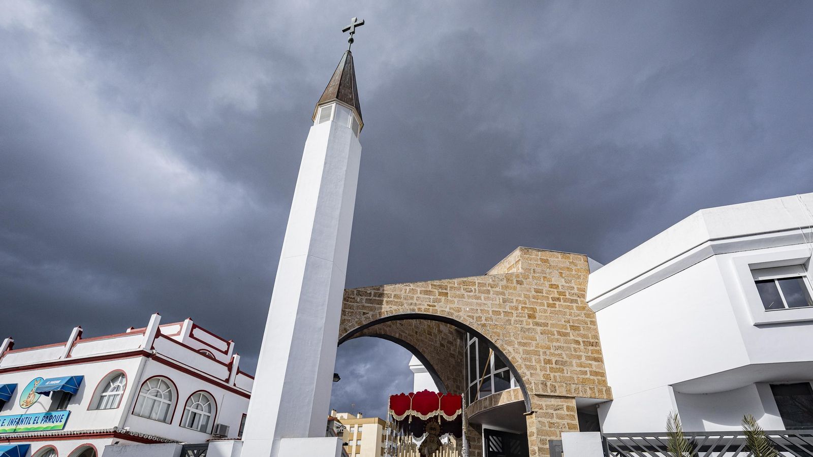 En imágenes,  El Prendimiento de San Fernando tuvo que volverse a su templo entre lágrimas y lluvia