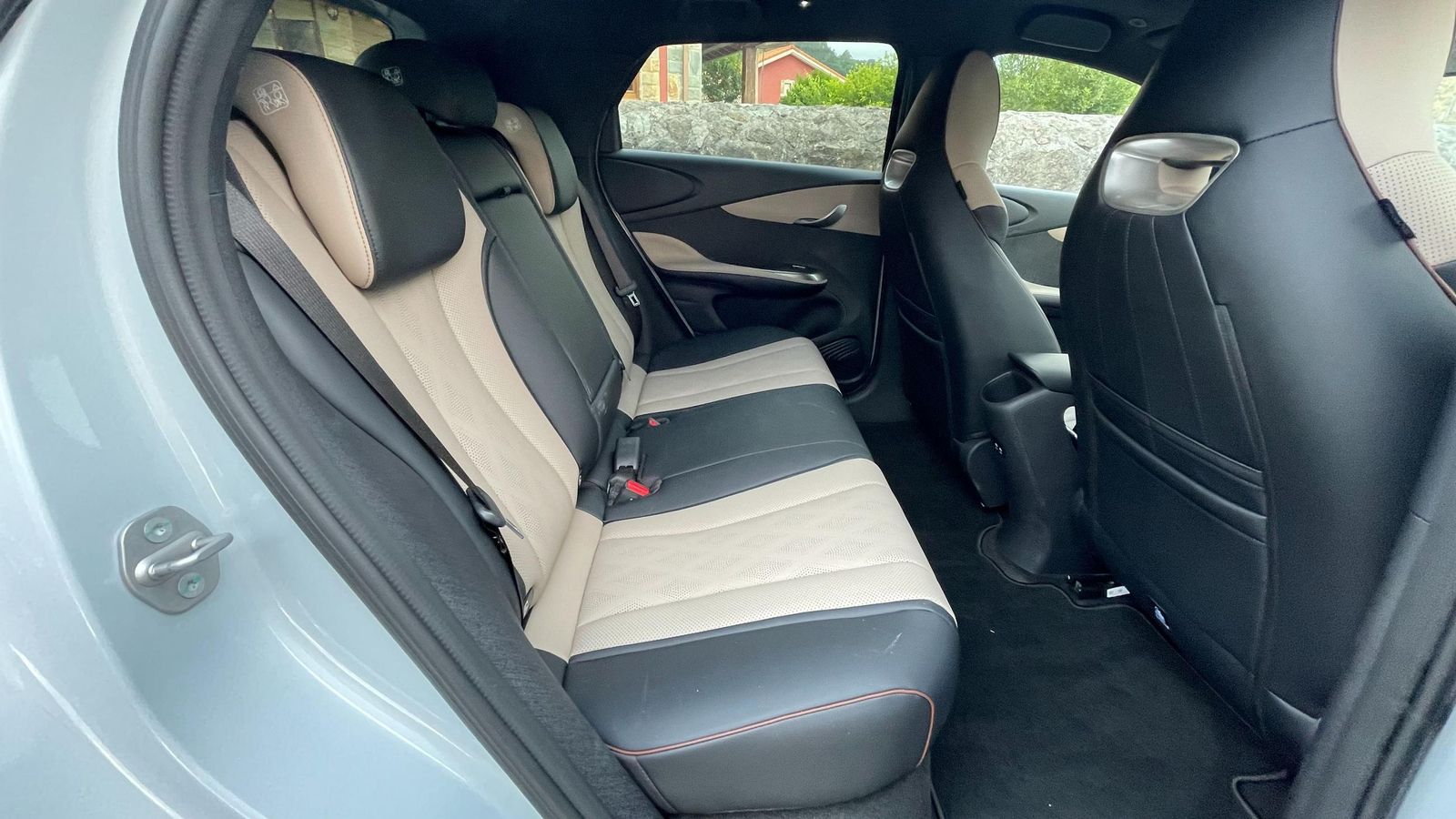 Por espacio en las plazas traseras cumple, pero no cabe esperarse que marque referencias en su segmento.