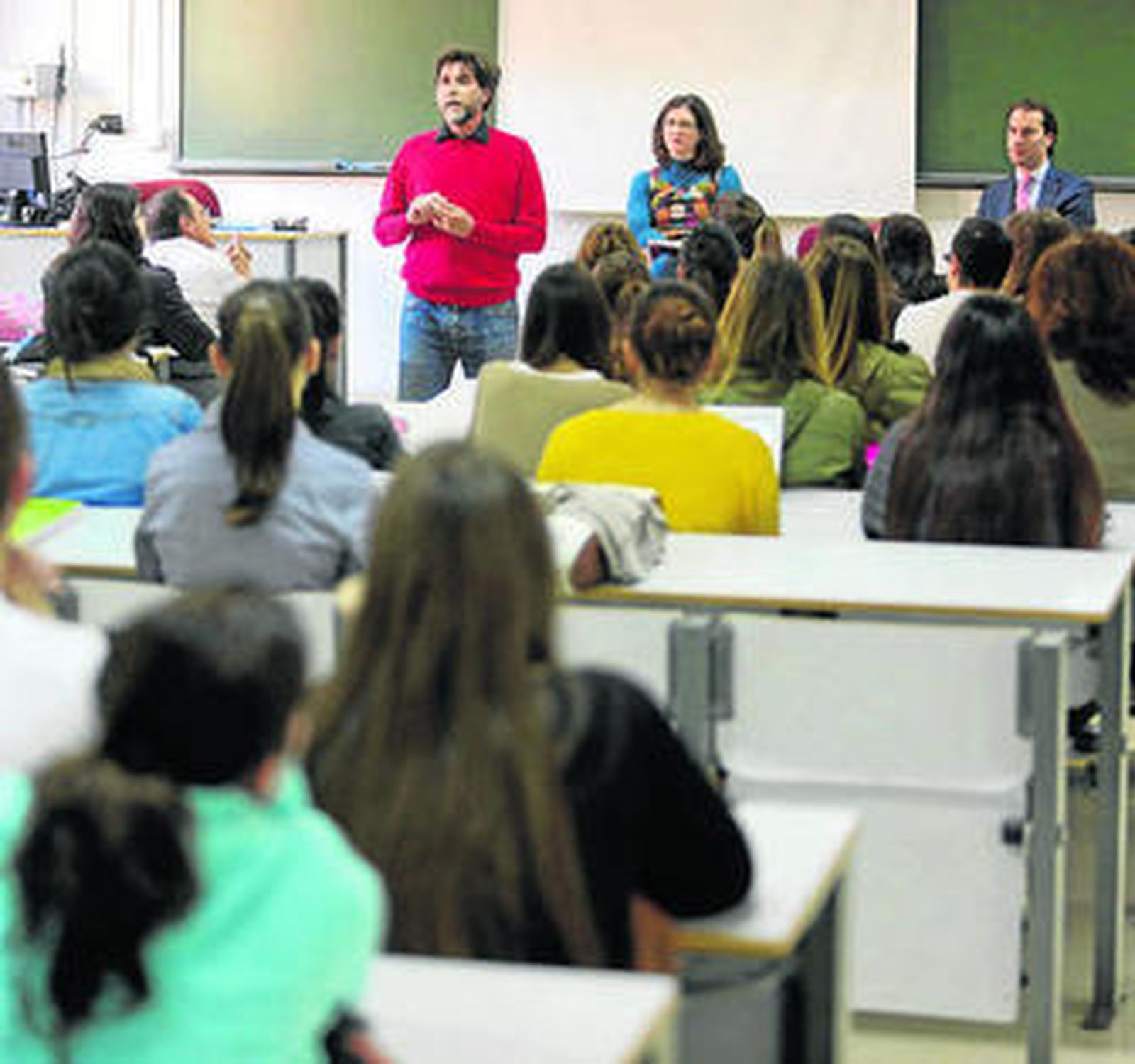 Javier Ortiz, Esther Martínez y Pablo Méndez-Trelles, ayer en la facultad.