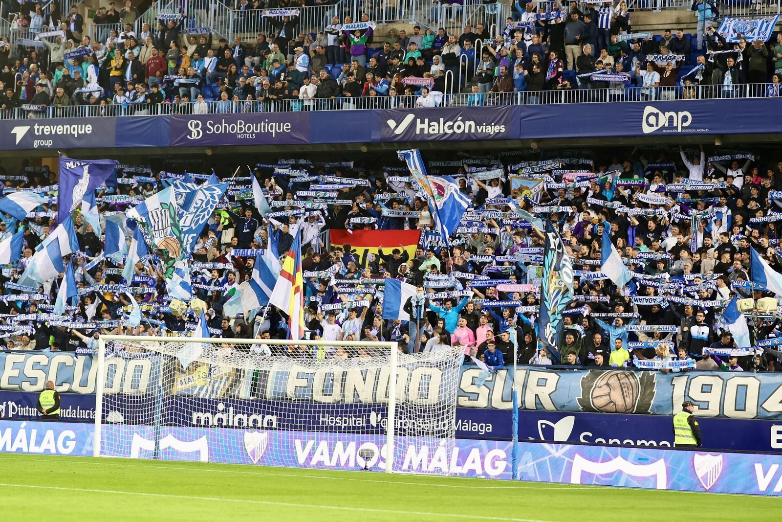 Las fotos del imponente ambiente en La Rosaleda en el Málaga - Córdoba CF