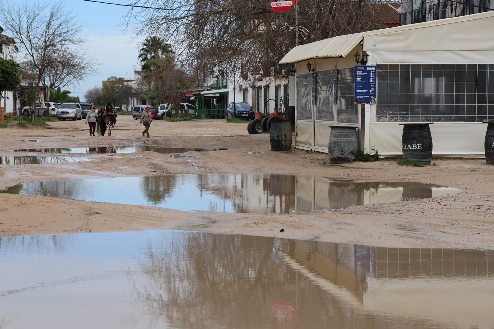 El Rocío tras la inundación de este sábado por la borrasca Marta: fotografías de las calles anegadas en la aldea