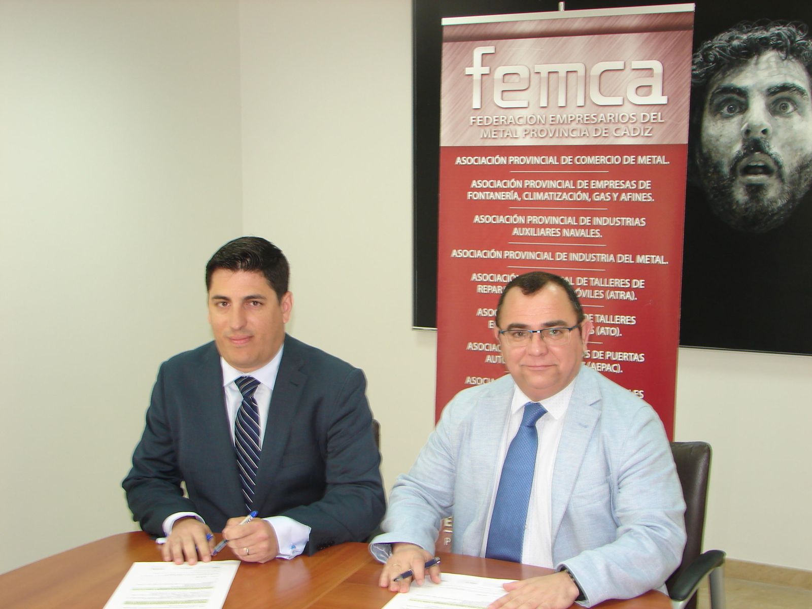 Juan Manuel Merino (Repsol Butano) y José Muñoz (Femca), firman el acuerdo.