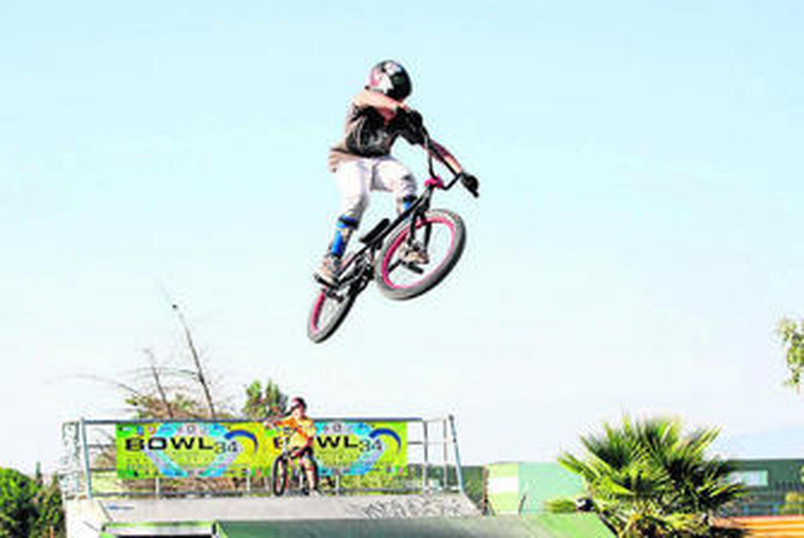 Uno de los participantes de la categoría juvenil realiza saltos con su bicicleta.