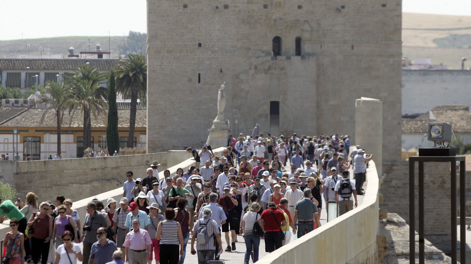 Turistas en el Puente Romano en mayo de 2014, año en el que la provincia superó el millón de visitantes.