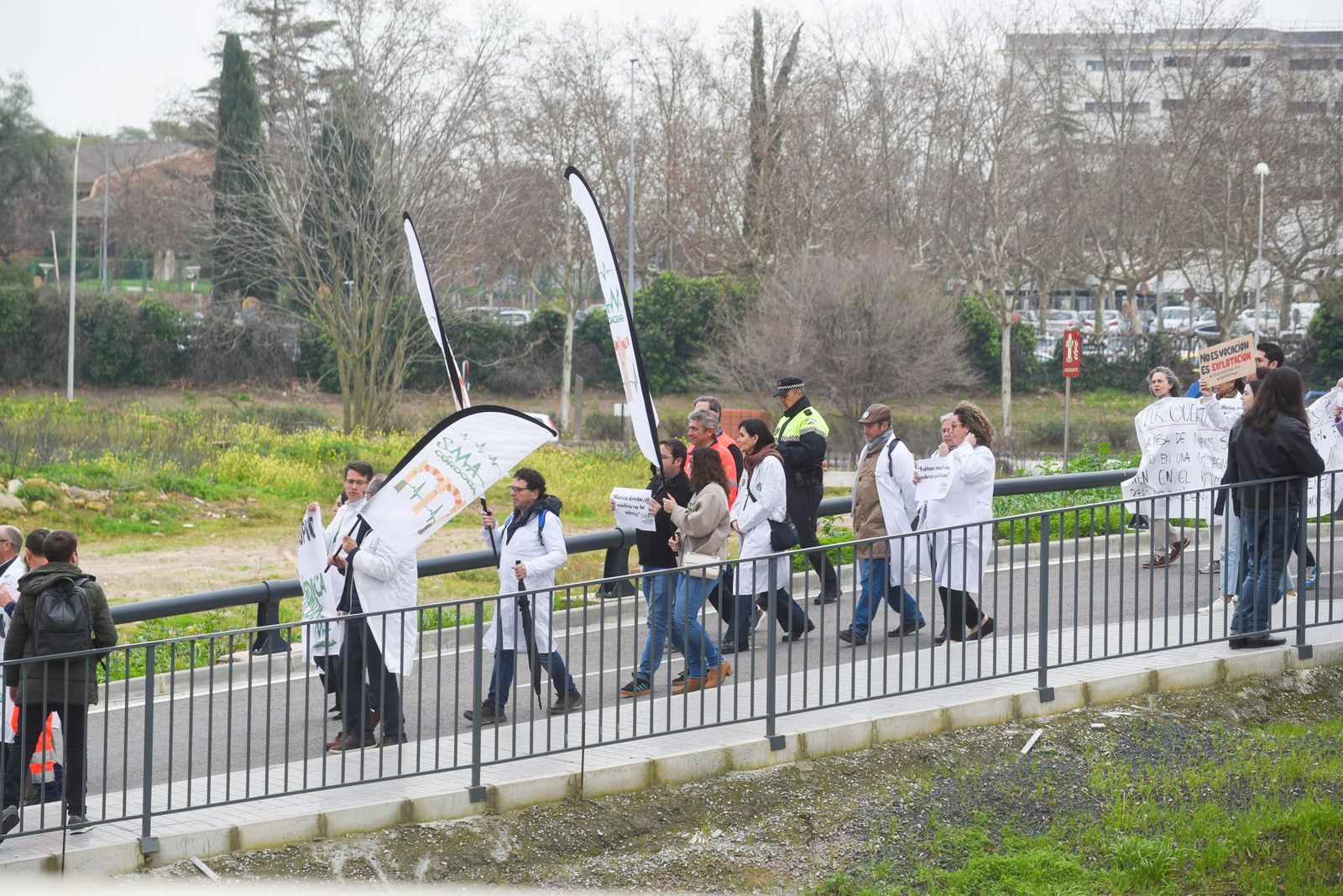 Las imágenes de la marcha de los médicos cordobeses por un estatuto propio y la mejora de sus condiciones laborales
