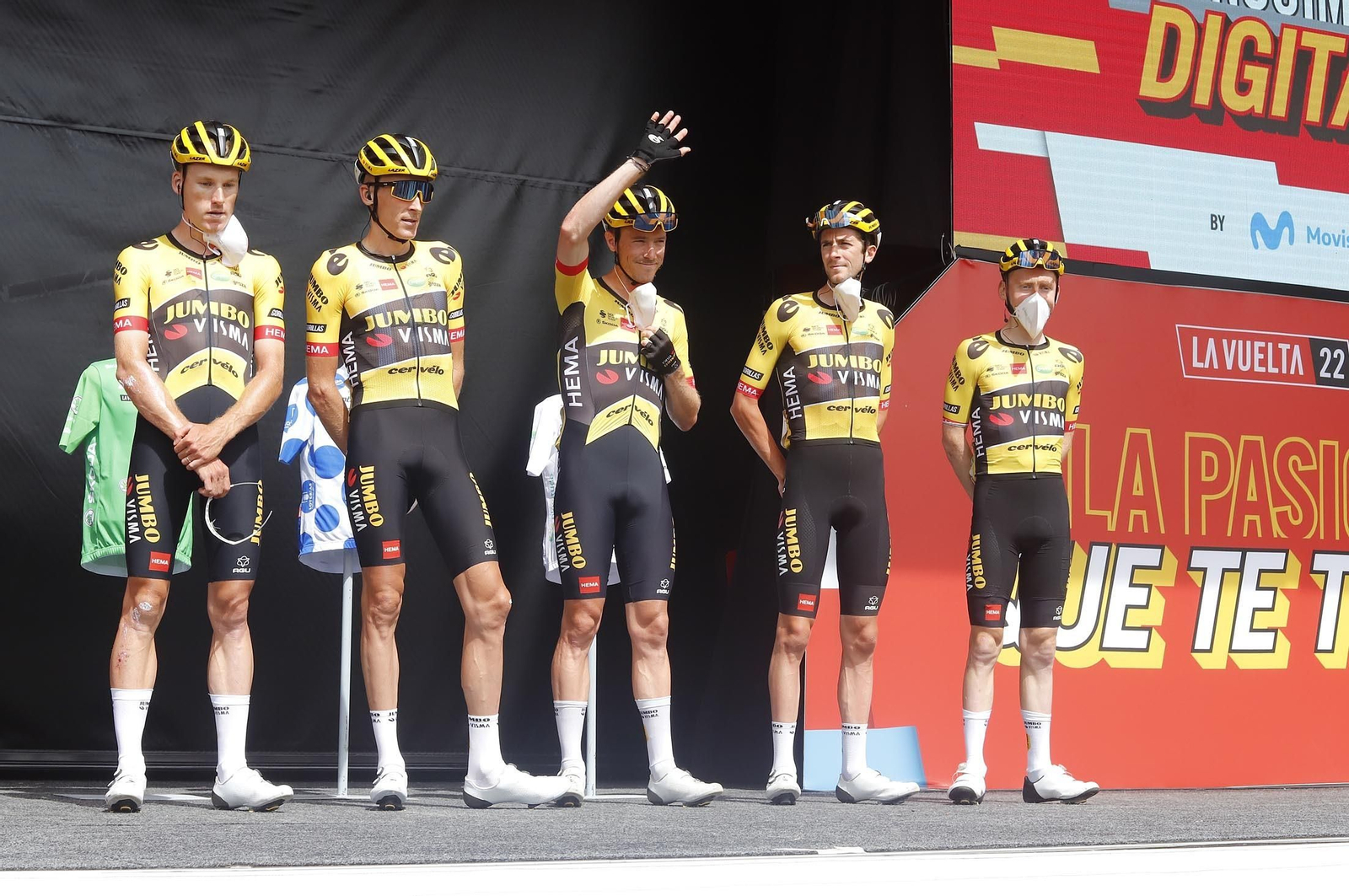 Imágenes de la Vuelta Ciclista a España en su salida desde Aracena en la 17ª etapa