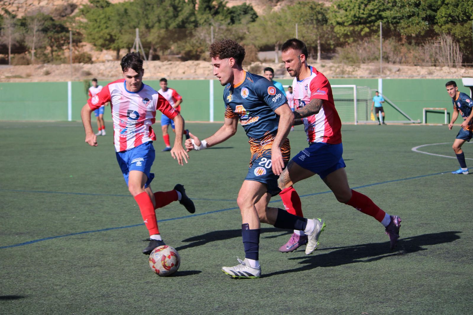 Jay Spires y Abarca presionan a un rival durante el último encuentro disputado por los rojiblancos en casa.