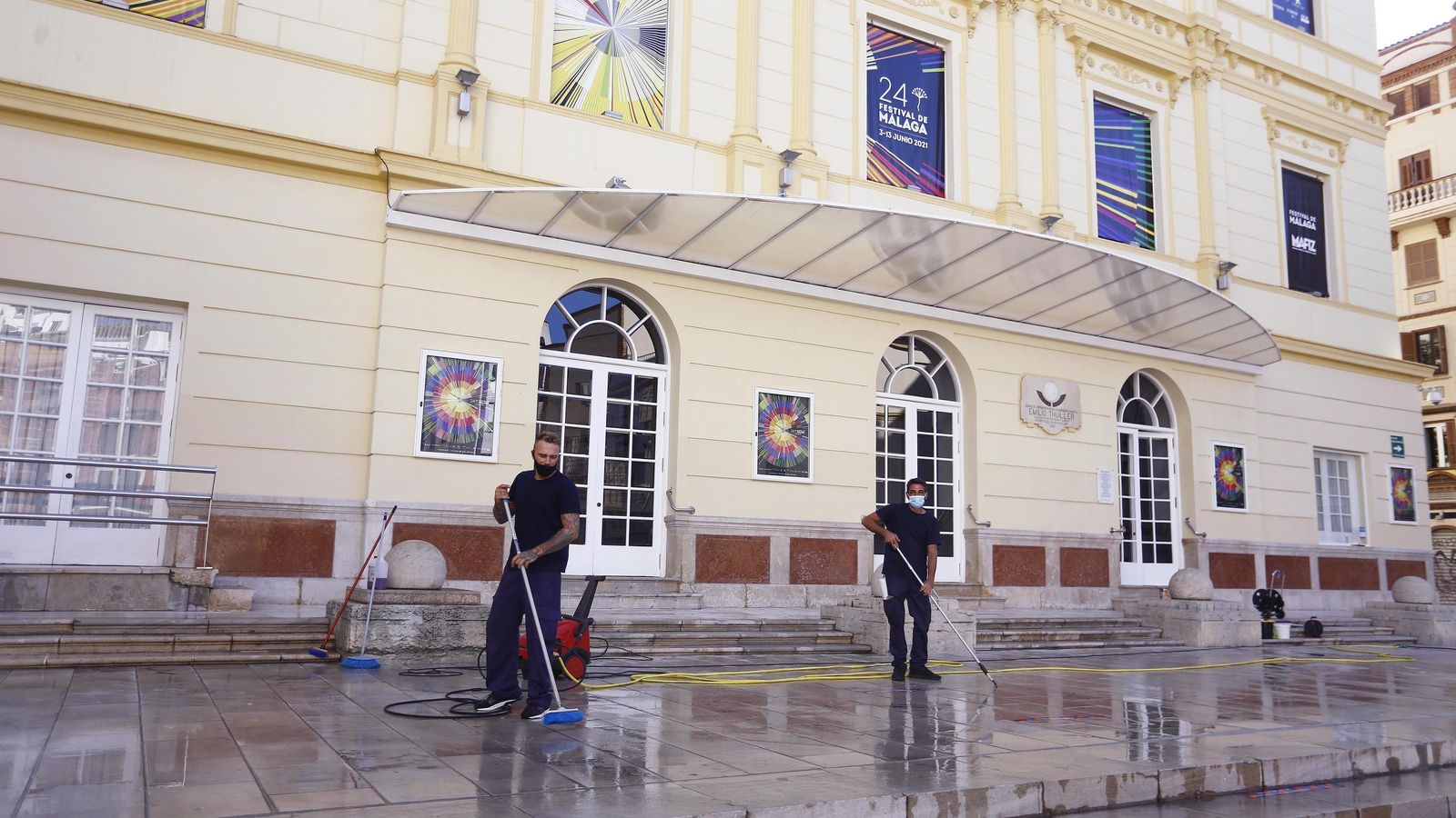 Limpieza en los accesos del Teatro Cervantes, sin alfombra roja.