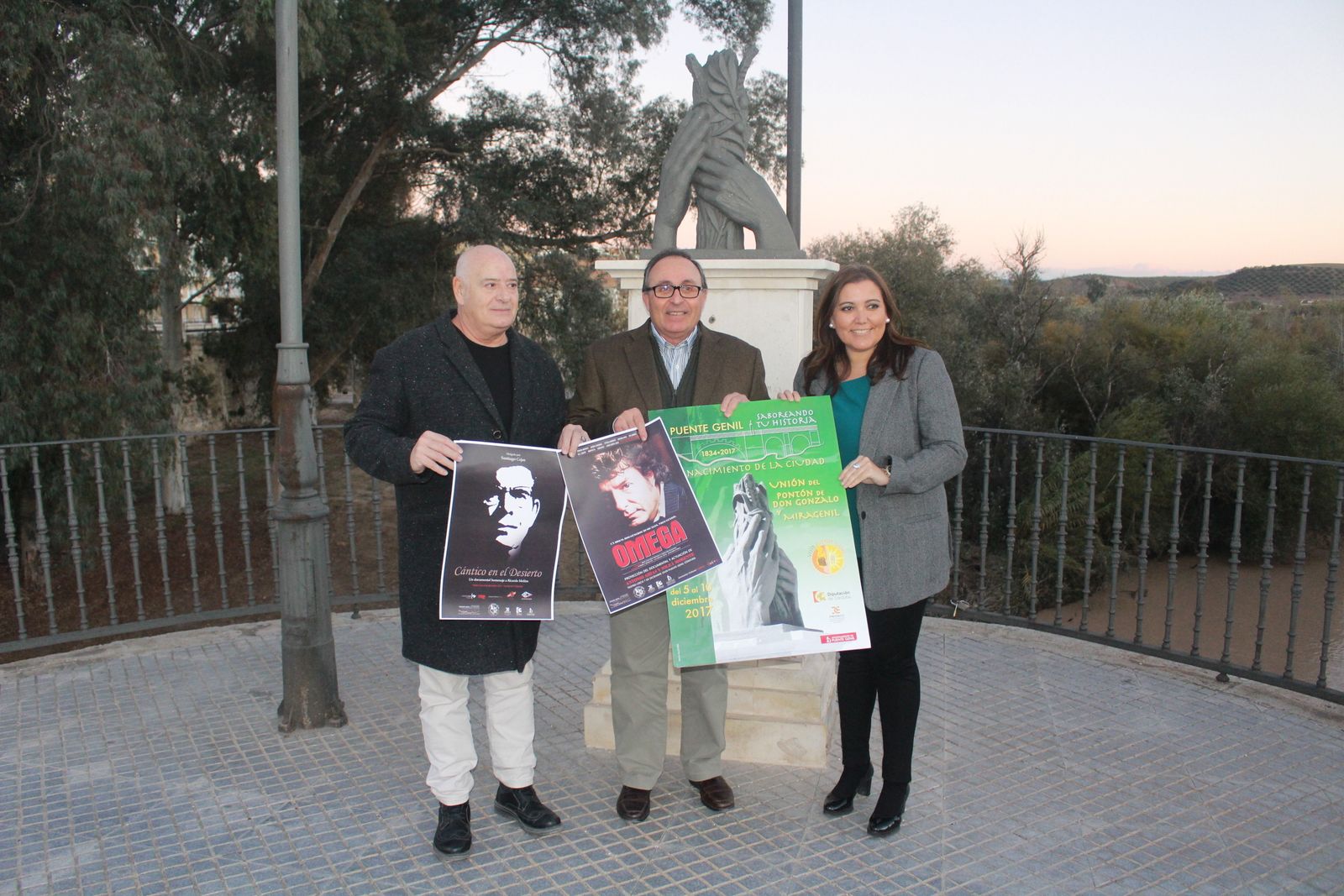 José Espejo, Antonio Roa y Ana Carrillo posan con carteles de actividades.