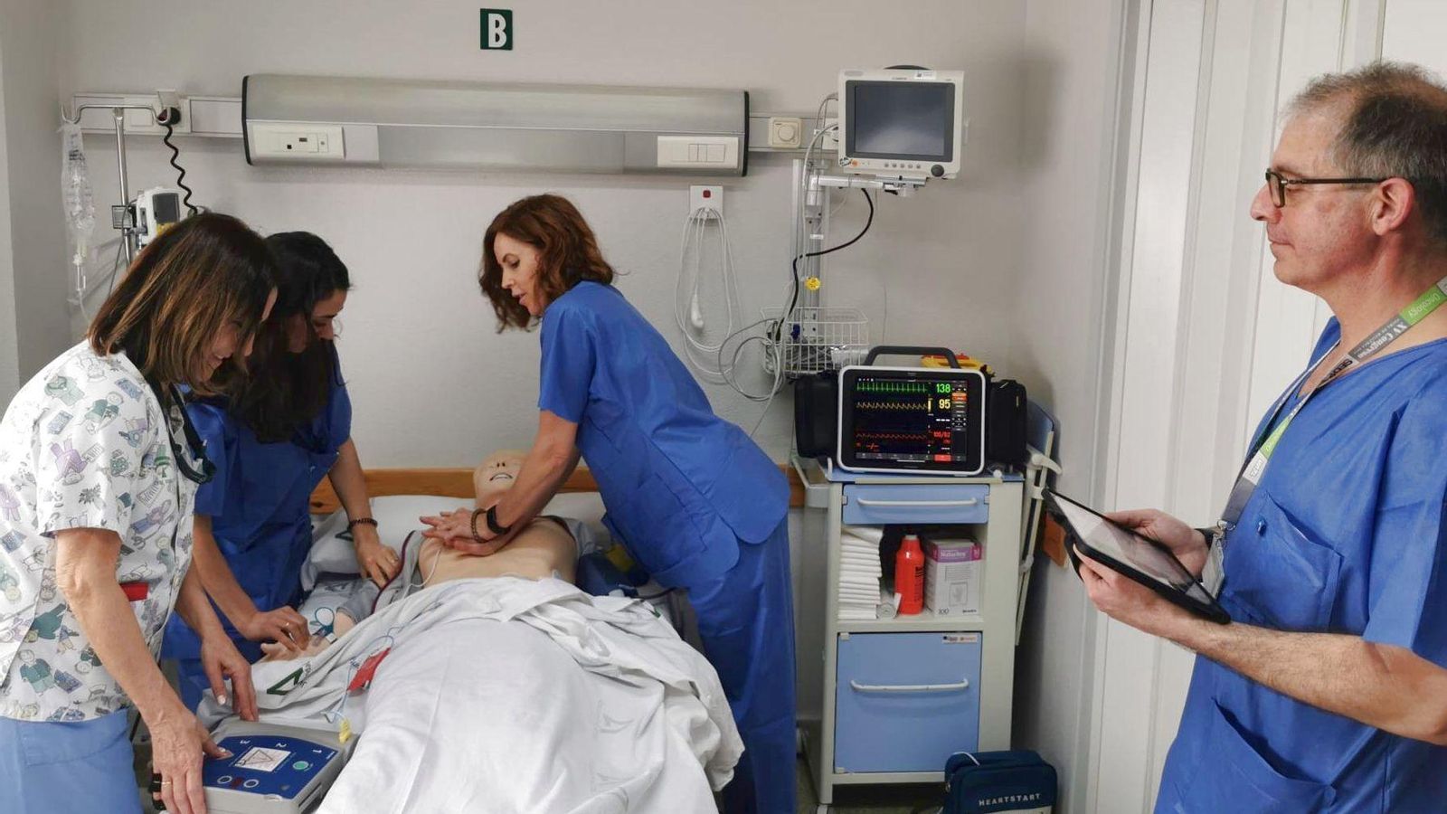 El anestesista Ángel Martínez como instructor del curso durante las maniobras de reanimación.