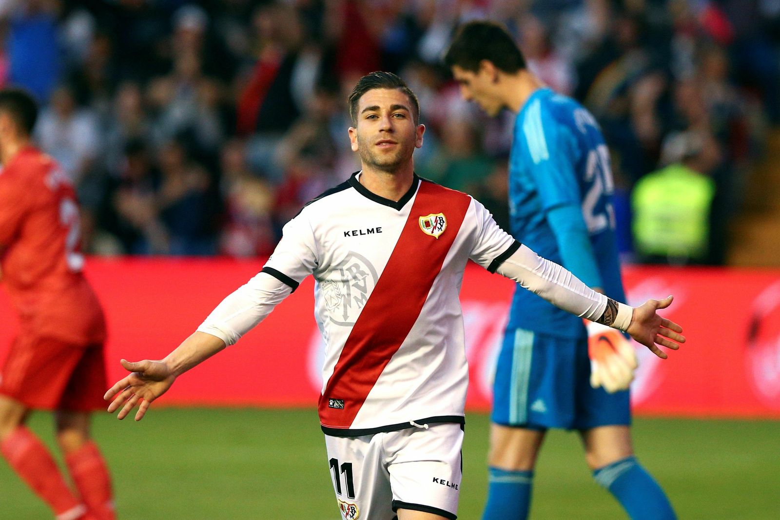 Adrián Embarba celebra un gol con el Rayo.