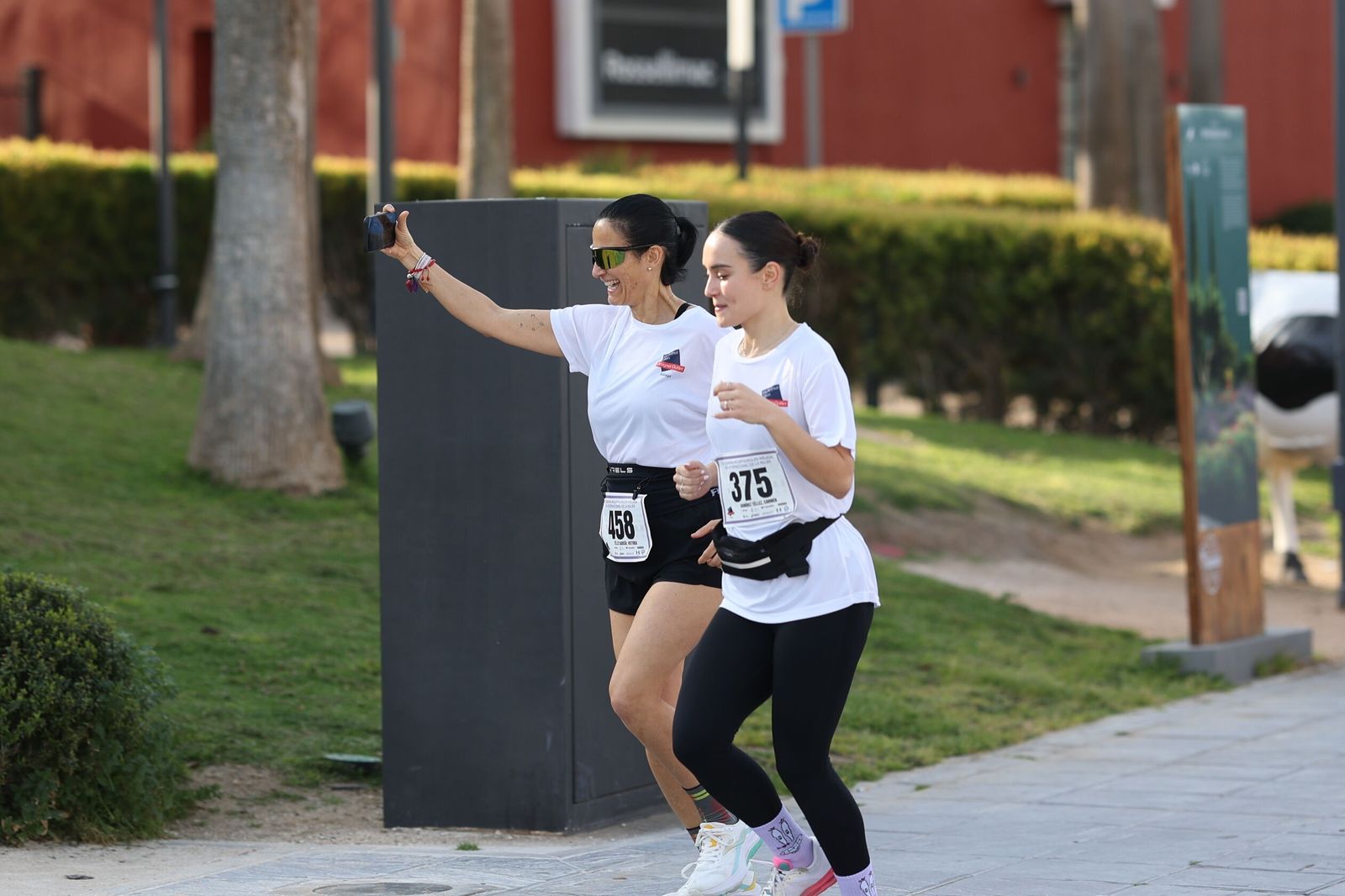 La Carrera Solidaria por el Día de la Mujer McArthurGlen, en fotos