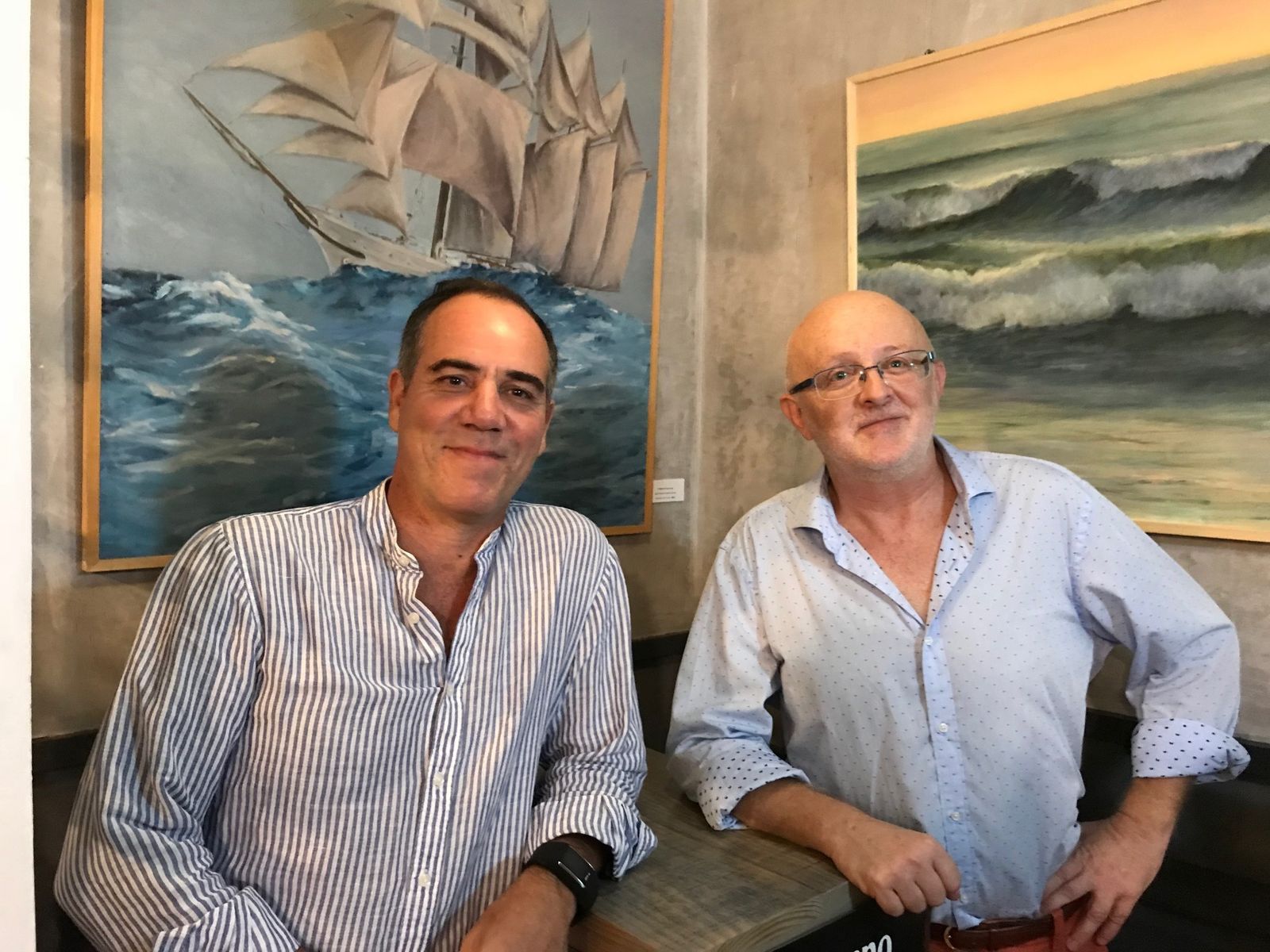 El gerente de Larga 70, Pepe Muñoz, con el pintor Rafael Martínez-Cañavate Alarcón.