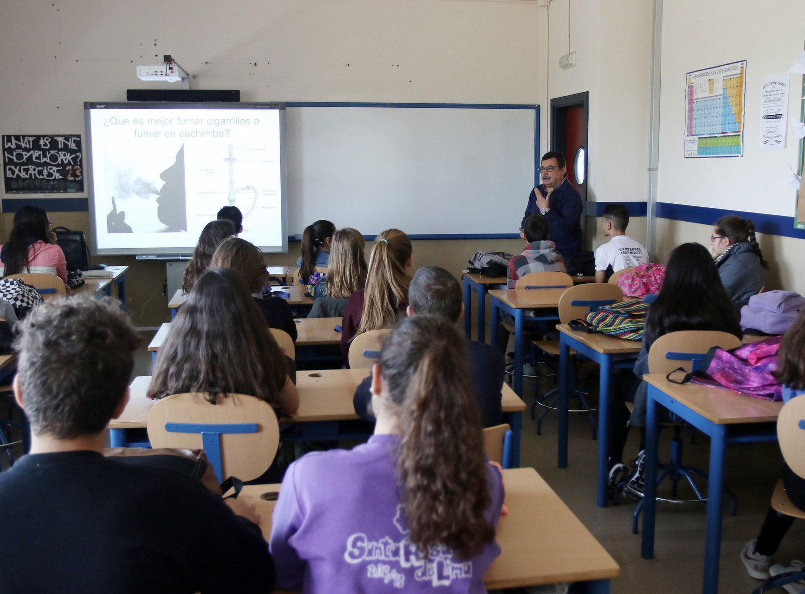 Un profesor imparte clases en un instituto de la capital.