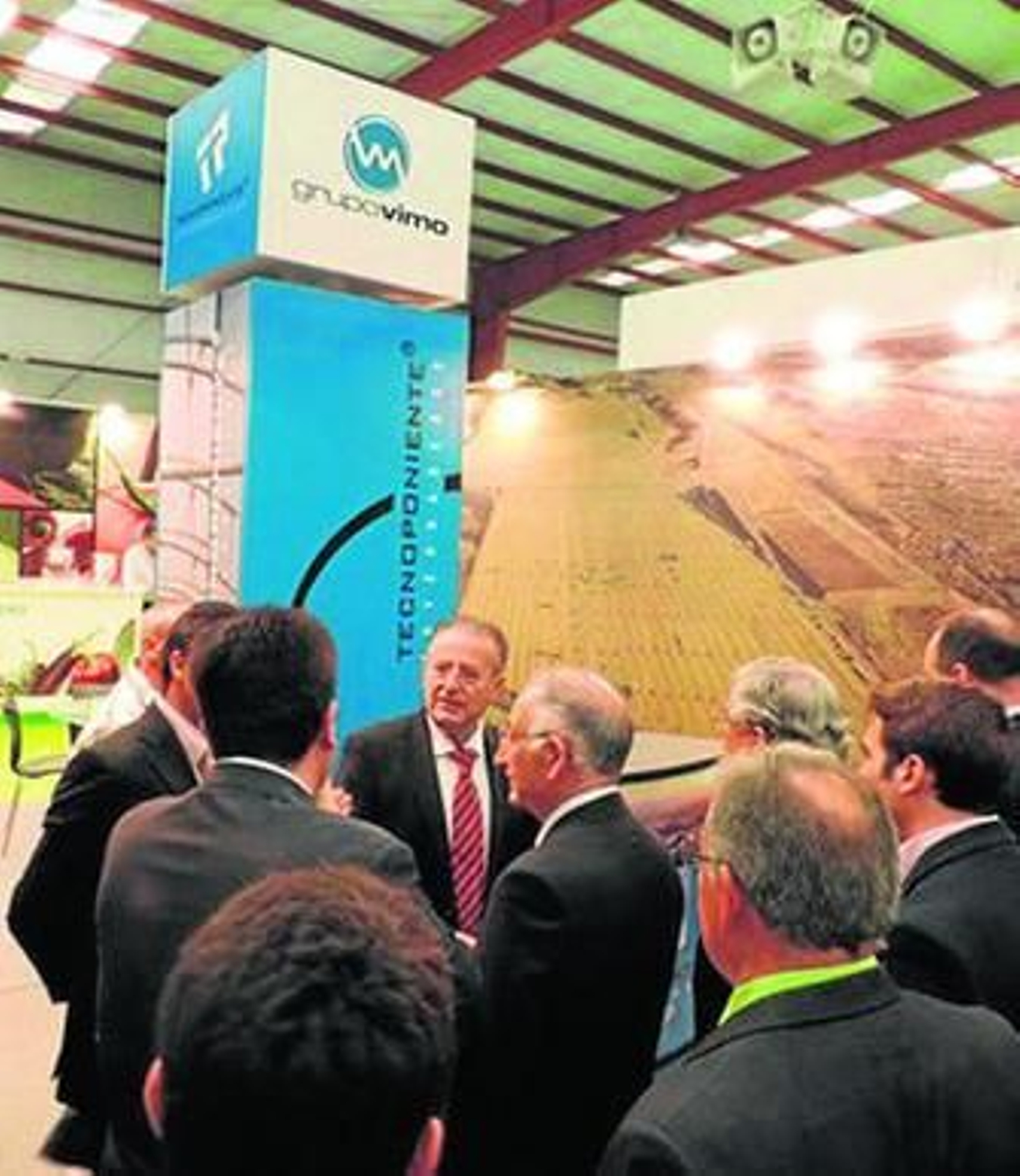 Expositor de Tecnoponiente Invernaderos, en una feria agrícola en Almería.