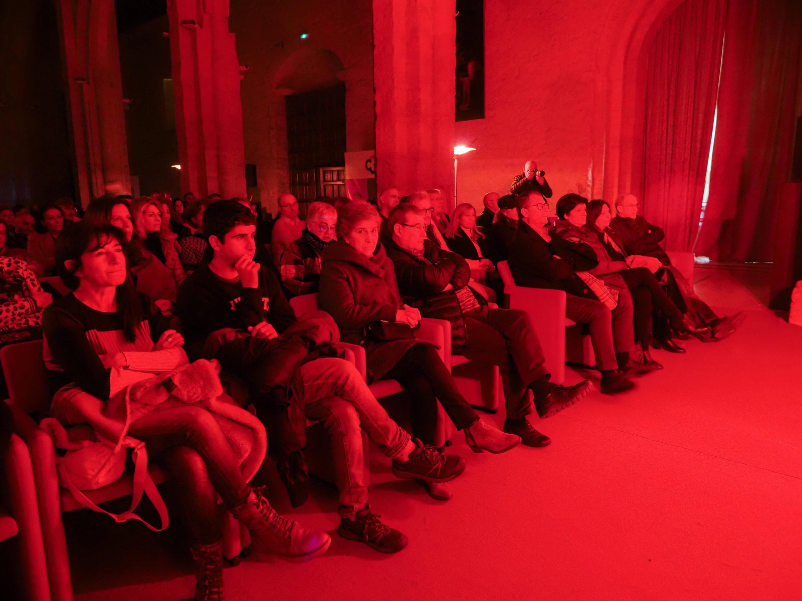 Las fotografías del concierto de Howe Gelb en la Iglesia de la Magdalena de Córdoba