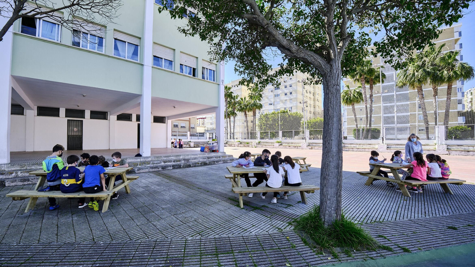 Alumnos en el patio del colegio público 'Fermín Salvochea' de Cádiz.