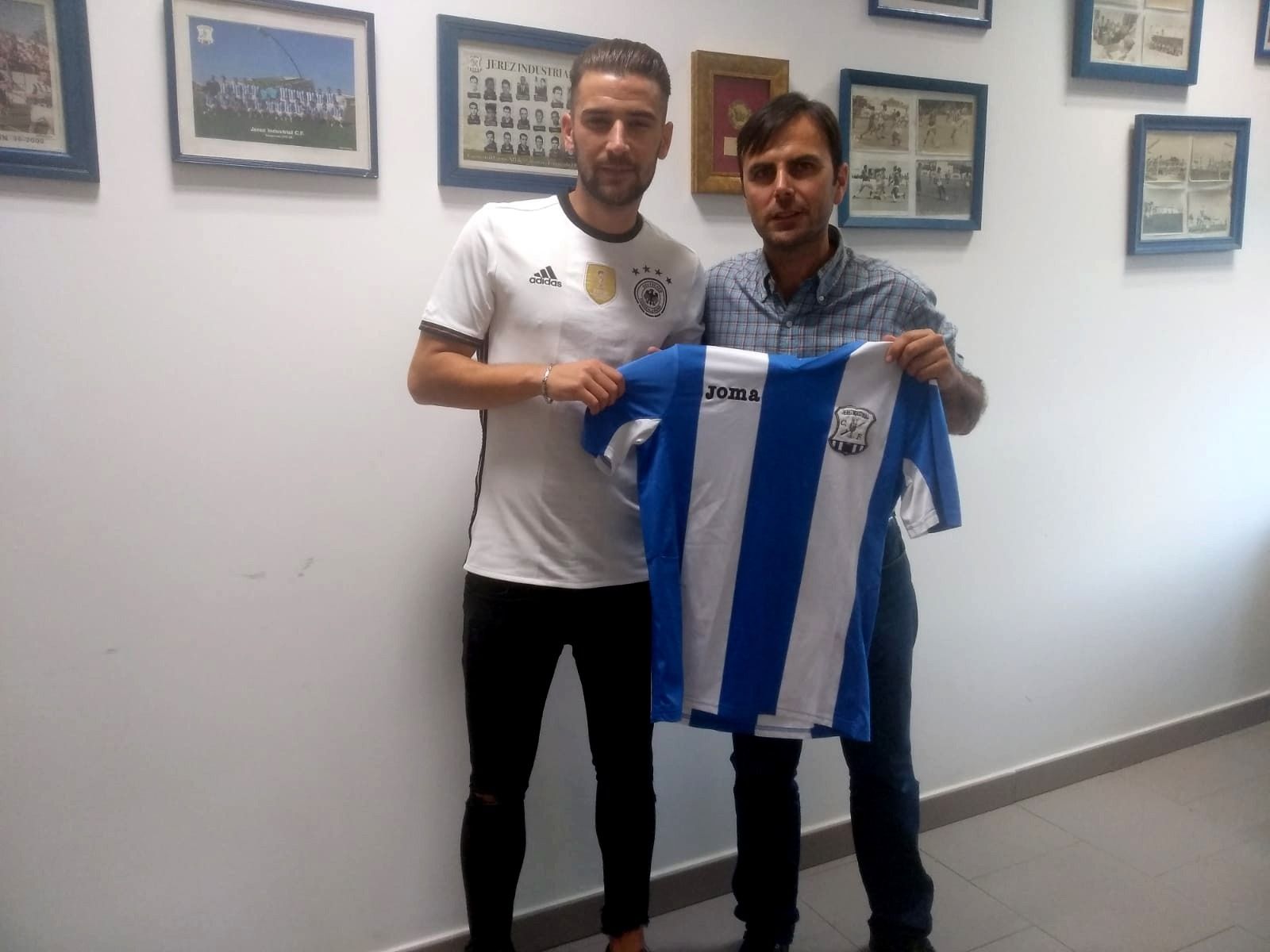 Pedro Garrido, presidente del Jerez Industrial, junto a Alberto Gil en la presentación del delantero.