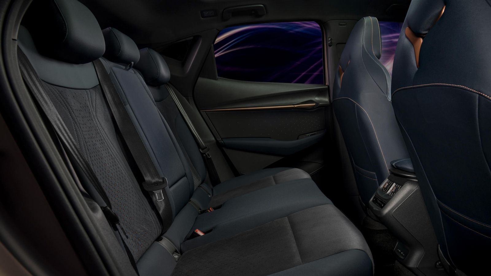 El espacio atrás, en cualquiera de las cotas, es formidable. Incluso, en lo que atañe a la altura pese a la declara condición de coupé de este SUV.