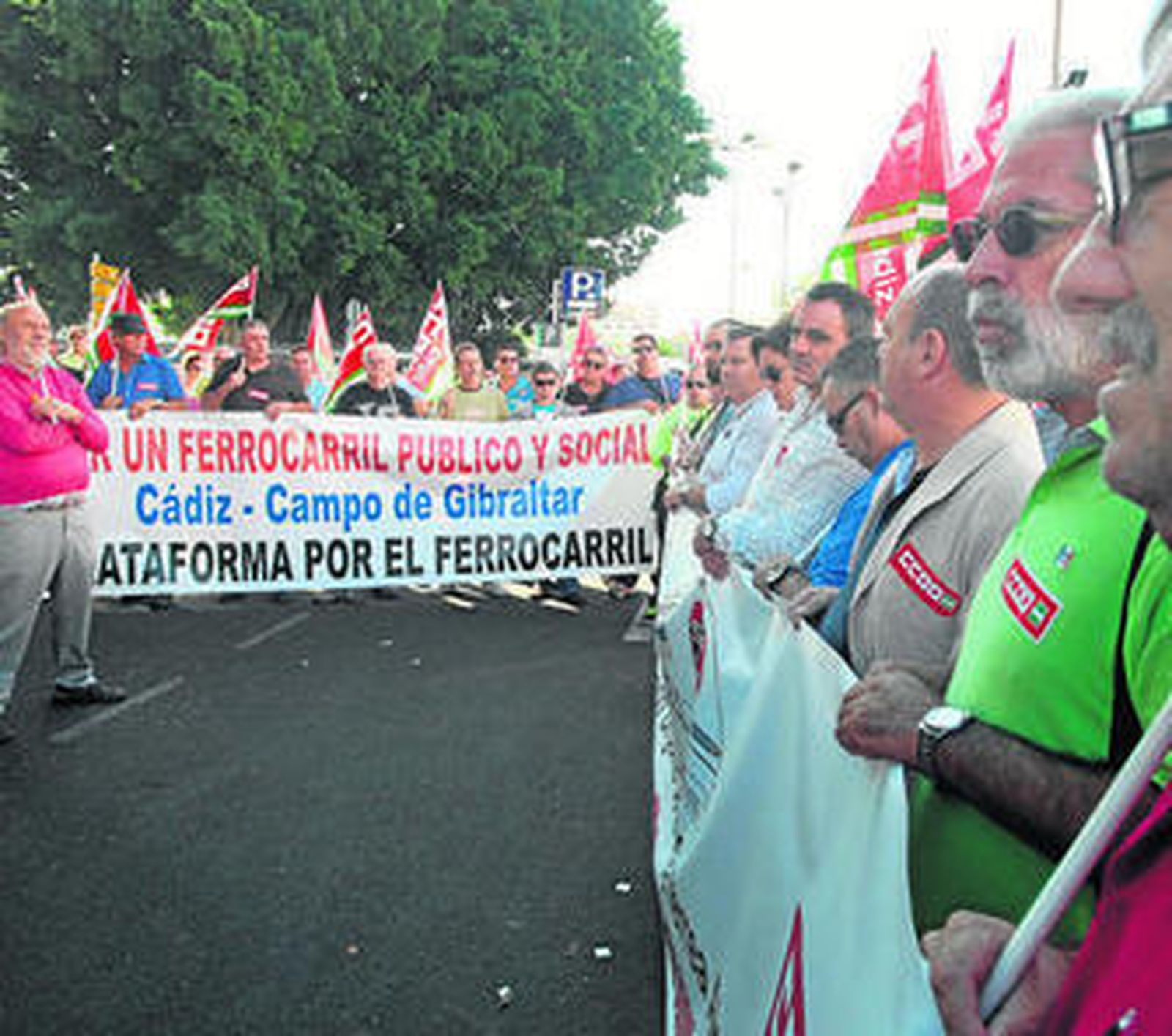 Cabezara de la manifestación, ayer en la estación de tren algecireña.