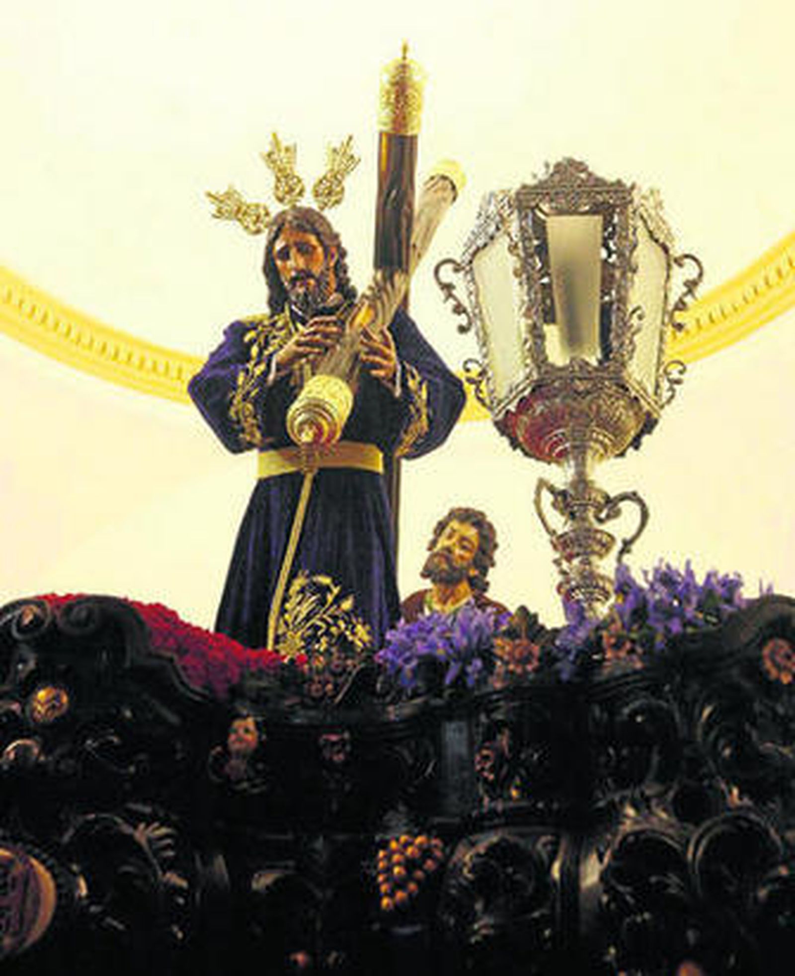 Imagen del Cristo procesionando, cargado con la cruz, por las calles de Algeciras.