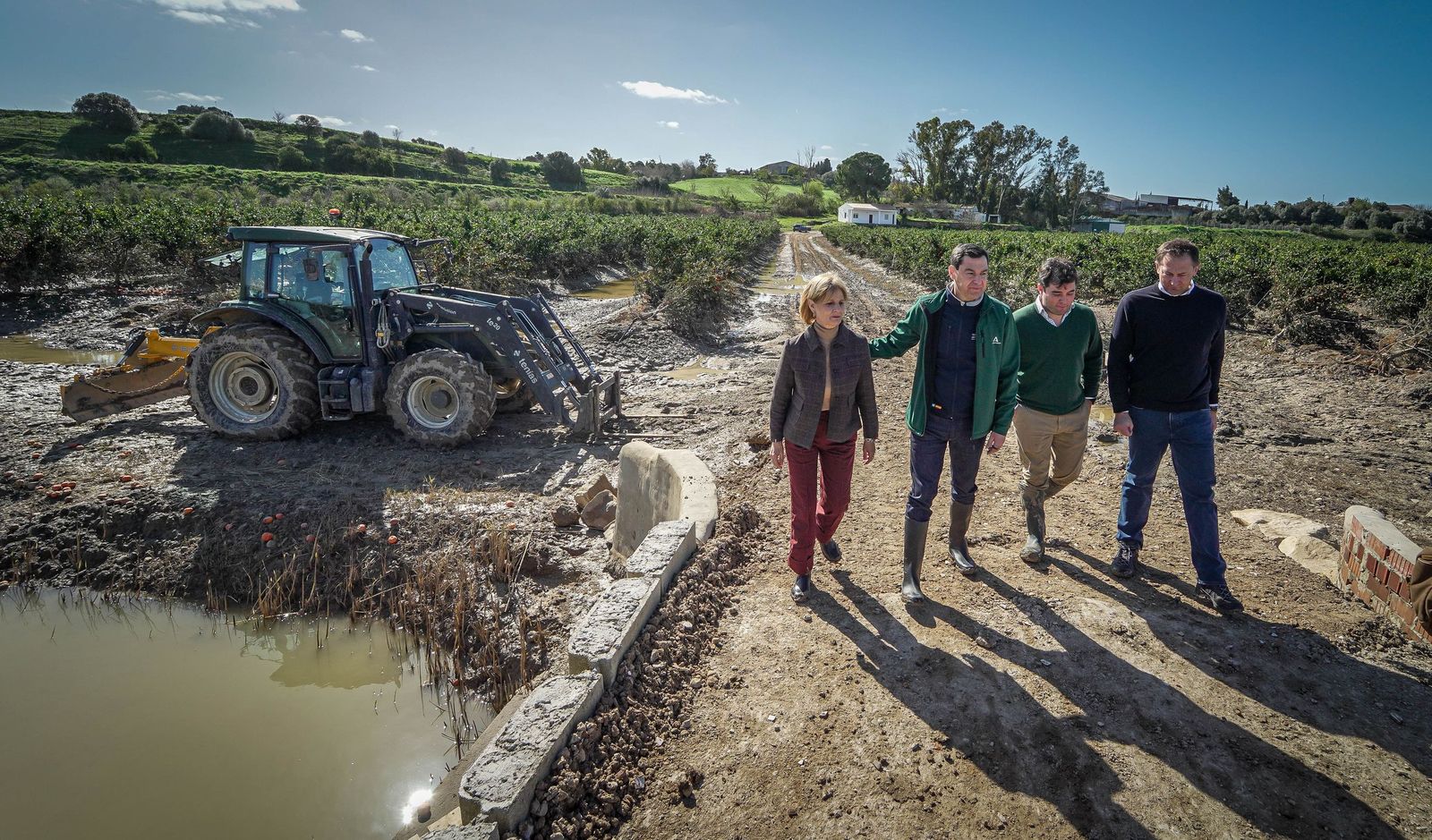 Imágenes de la visita de Juanma Moreno y el comisario europeo de Agricultura a los campos afectados por el temporal en Jerez