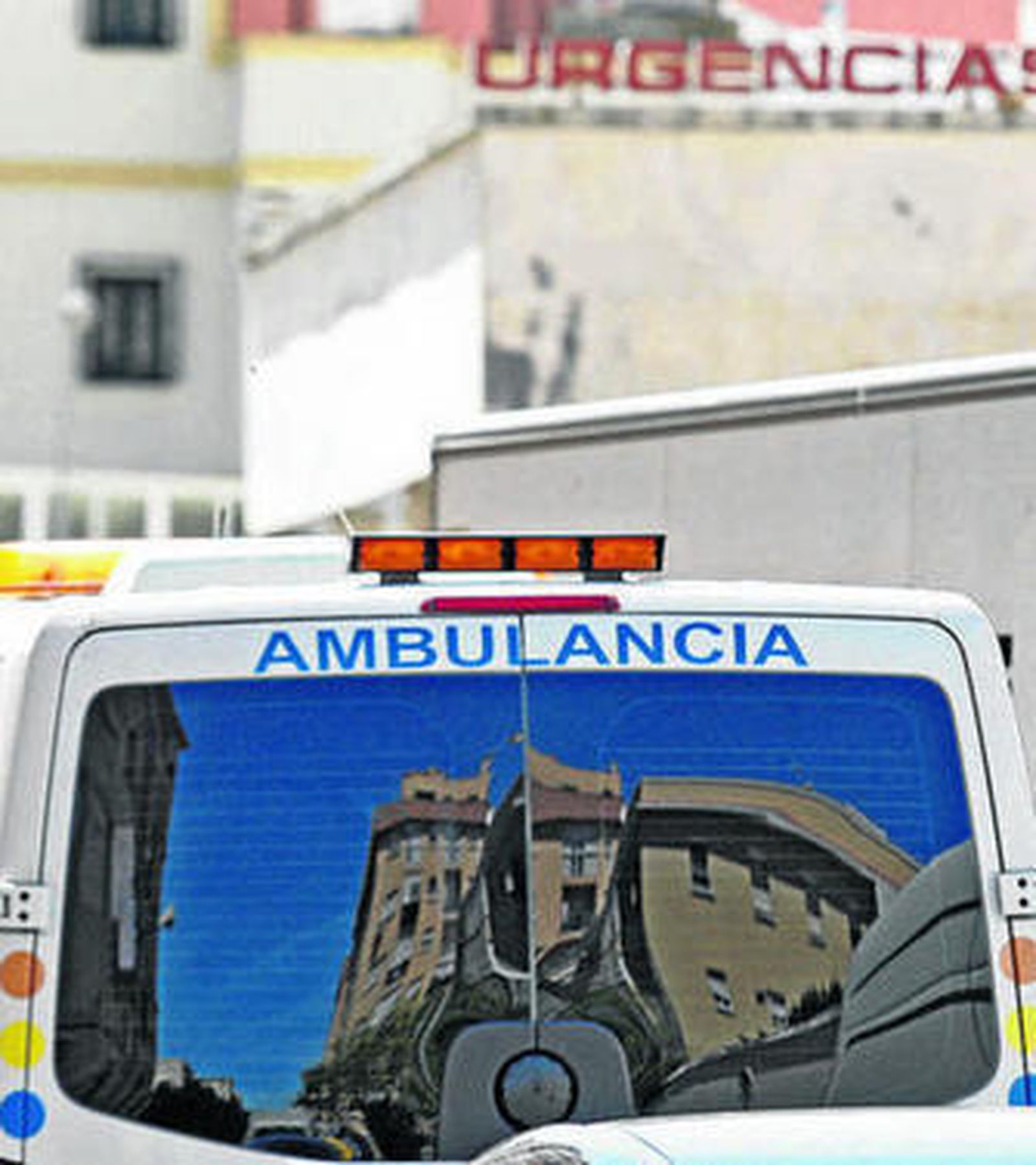 El piquete informativo de los conductores de ambulancias, ayer junto al hospital de Jerez.