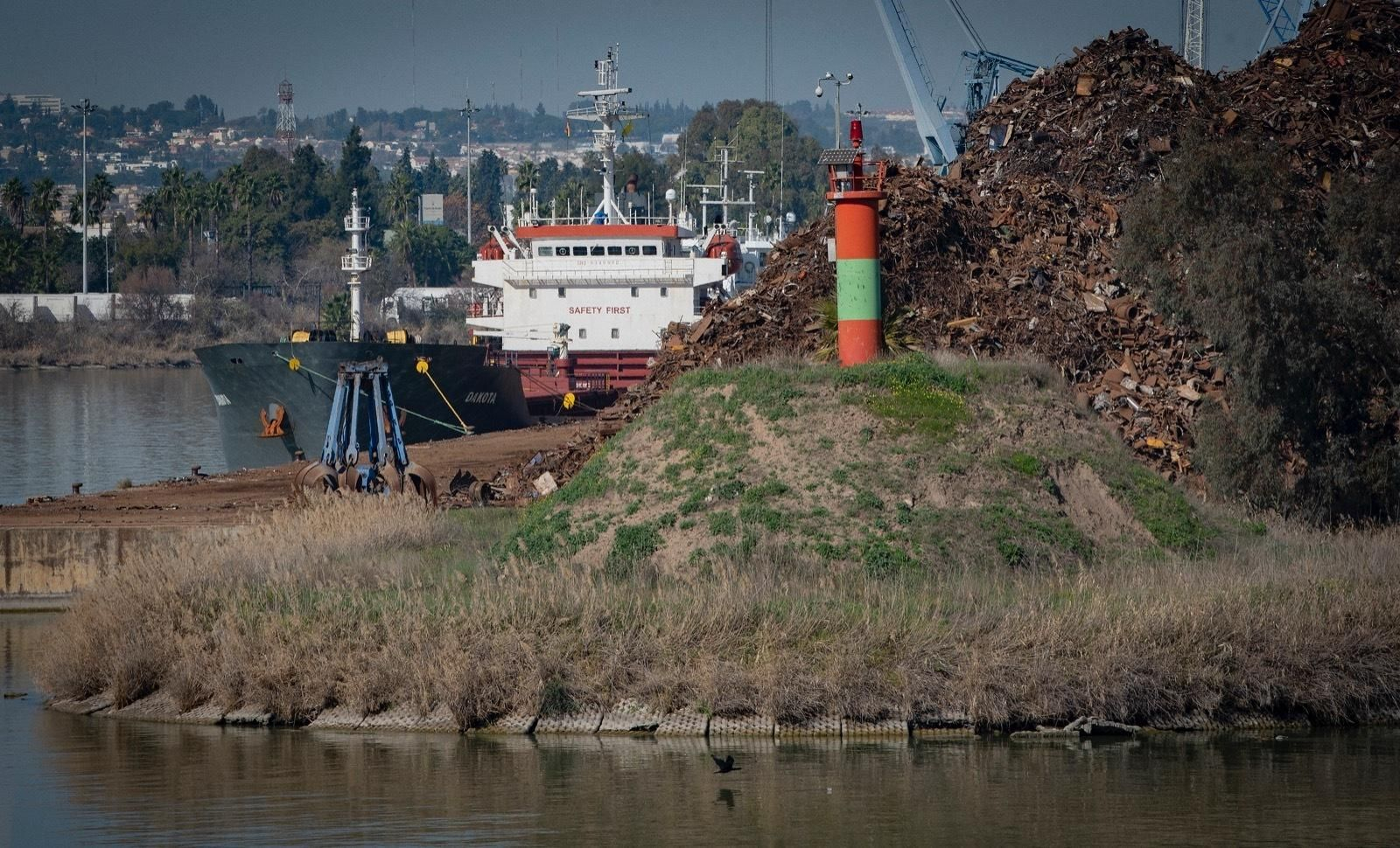 El Dakota, otras de las embarcaciones que está descargando el residuo tóxico de Montenegro al Puerto de Sevilla, este jueves.