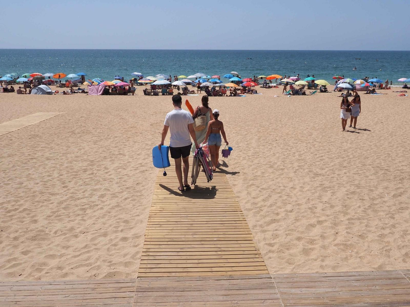 Ambiente de la playa de Islantilla una tarde de verano