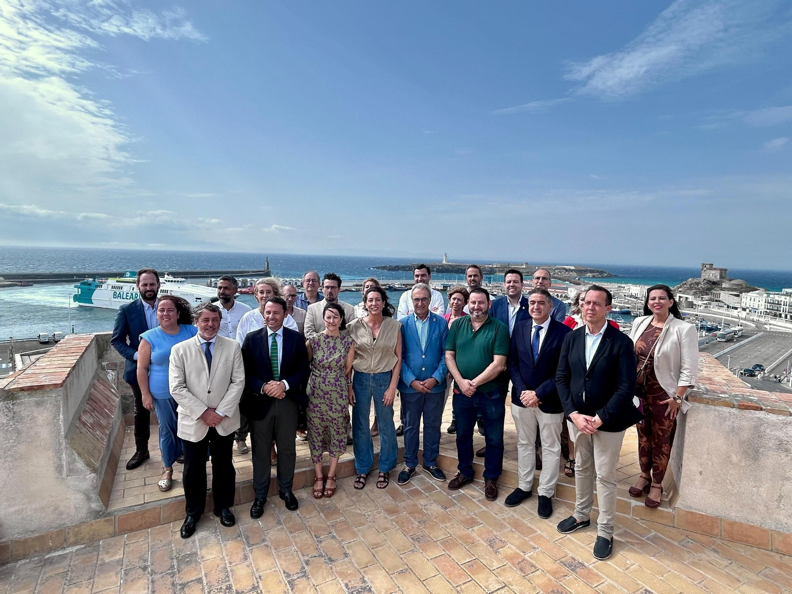 Foto de familia del Foro para la integración de migrantes.