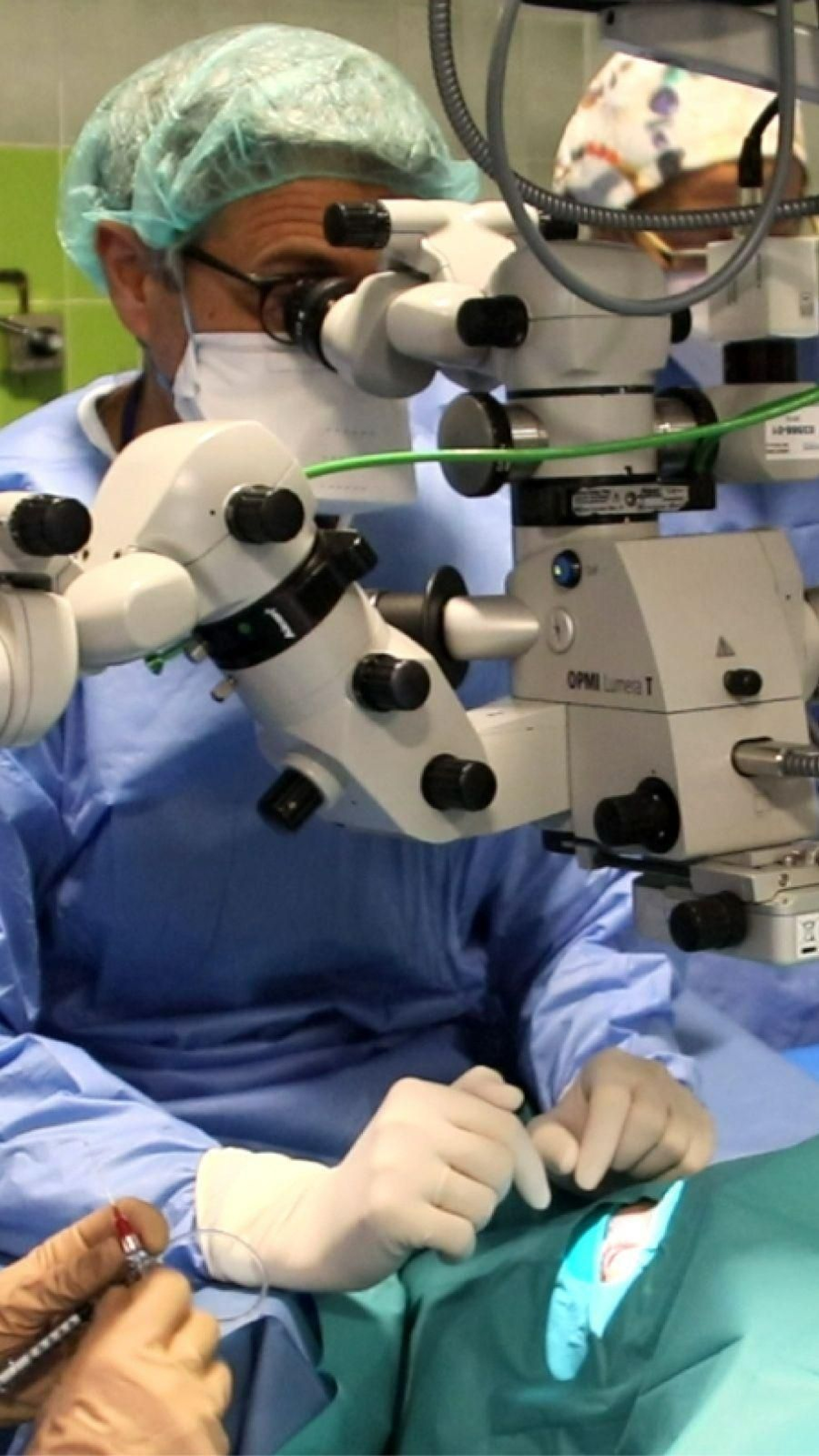 El doctor Rodríguez de la Rúa durante una cirugía.