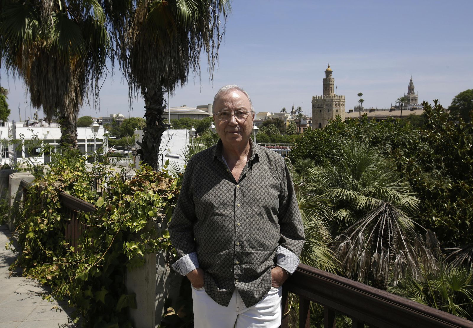 Aurelio Verde, en la calle Betis donde nació y pasó su infancia y a la que ha vuelto en su novela 'El suspiro de la flor'.