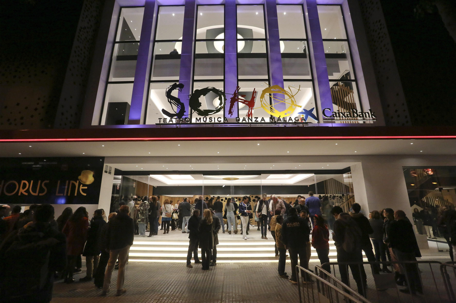 Público congregado a las puertas del Teatro del Soho, antes de una función.