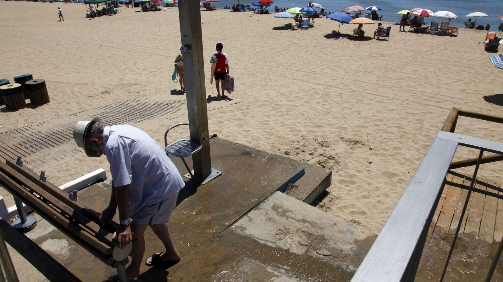 Un bañista hace uso del lavapiés de una de las playas de la Costa Occidental
