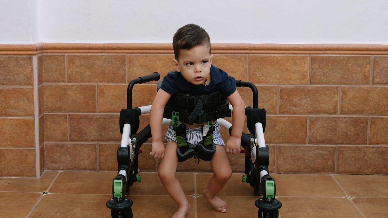 El pequeño con un andador con el que empieza a desplazarse.