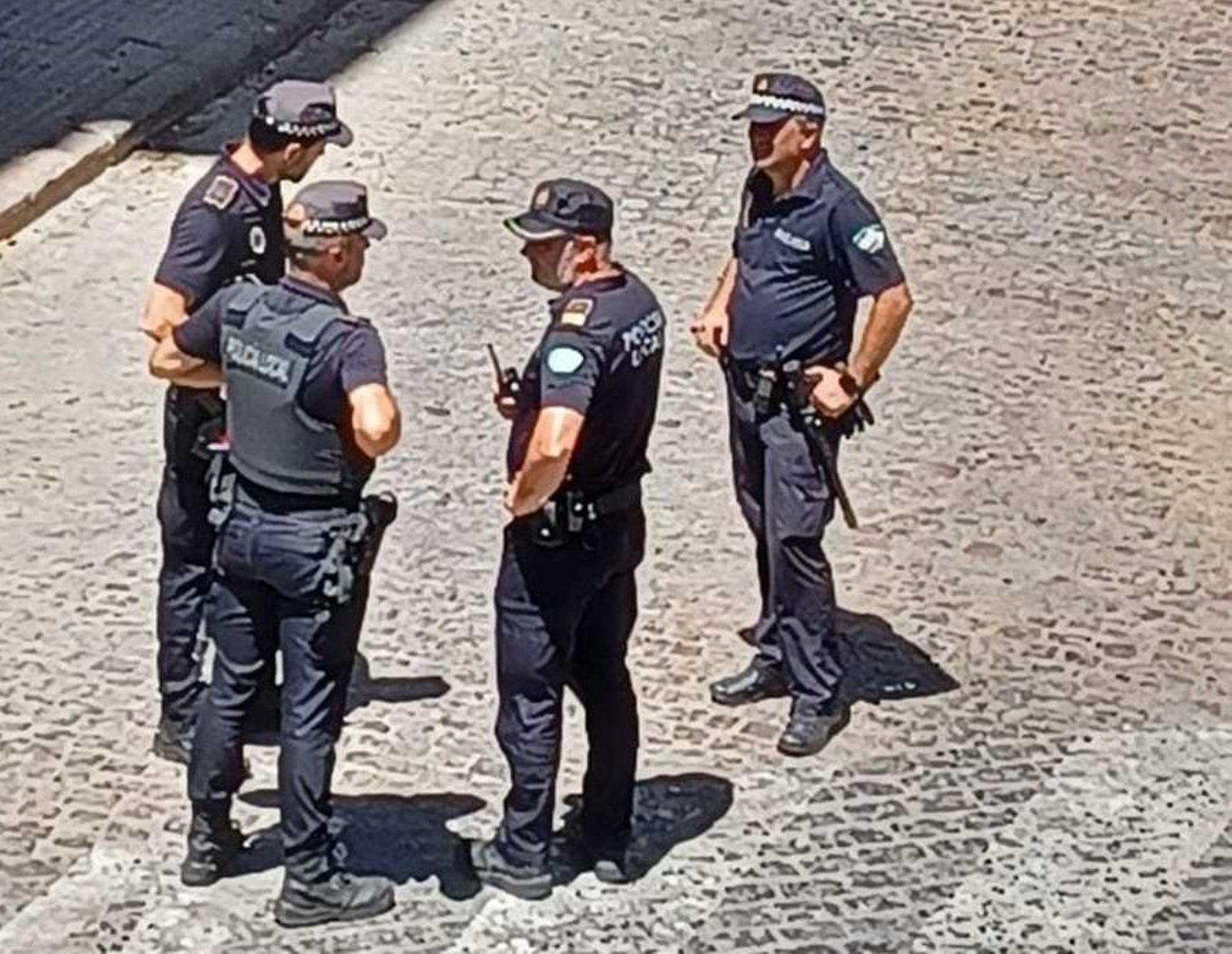 Agentes policiales en el lugar de los hechos. Agentes policiales en el lugar de los hechos.