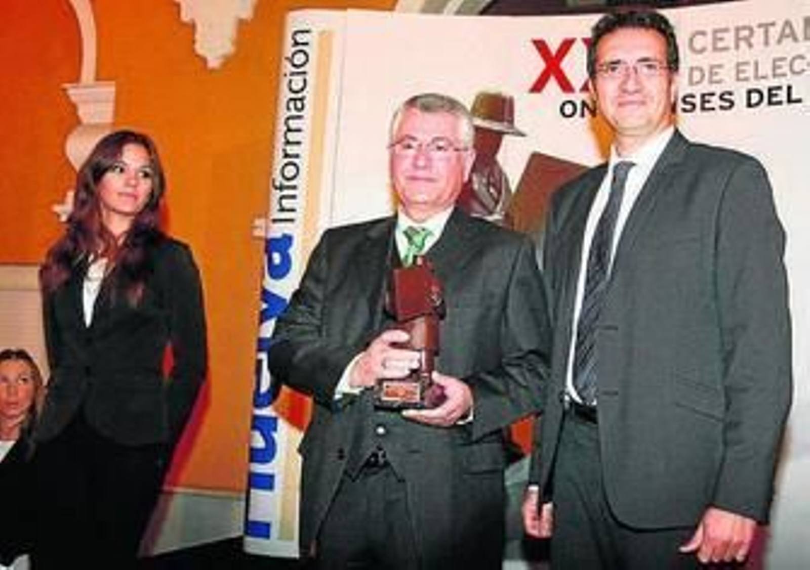 José A. Marín Rite con su premio, que le entregó el director de 'Huelva Información', Javier Chaparro.