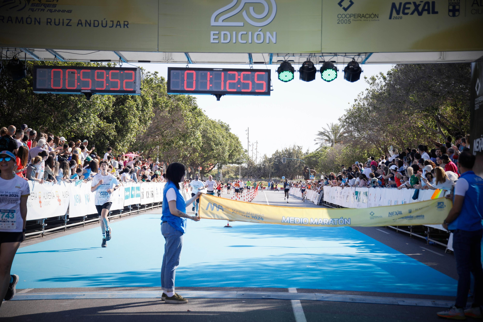 Imágenes de la llegada de la Media maratón Ciudad de Almería