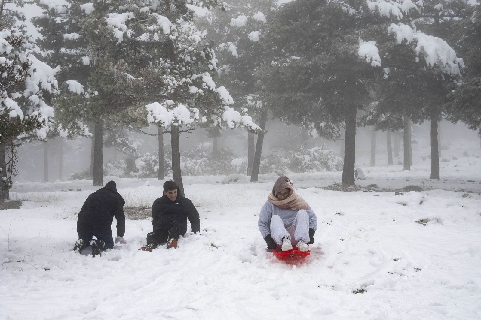 Las imágenes de la nieve y los juegos en familia en Calar Alto