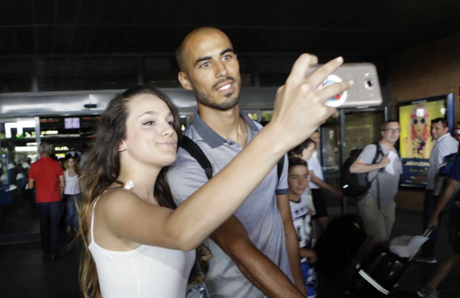 Guido Pizarro posa con una aficionada a la llegada a Santa Justa