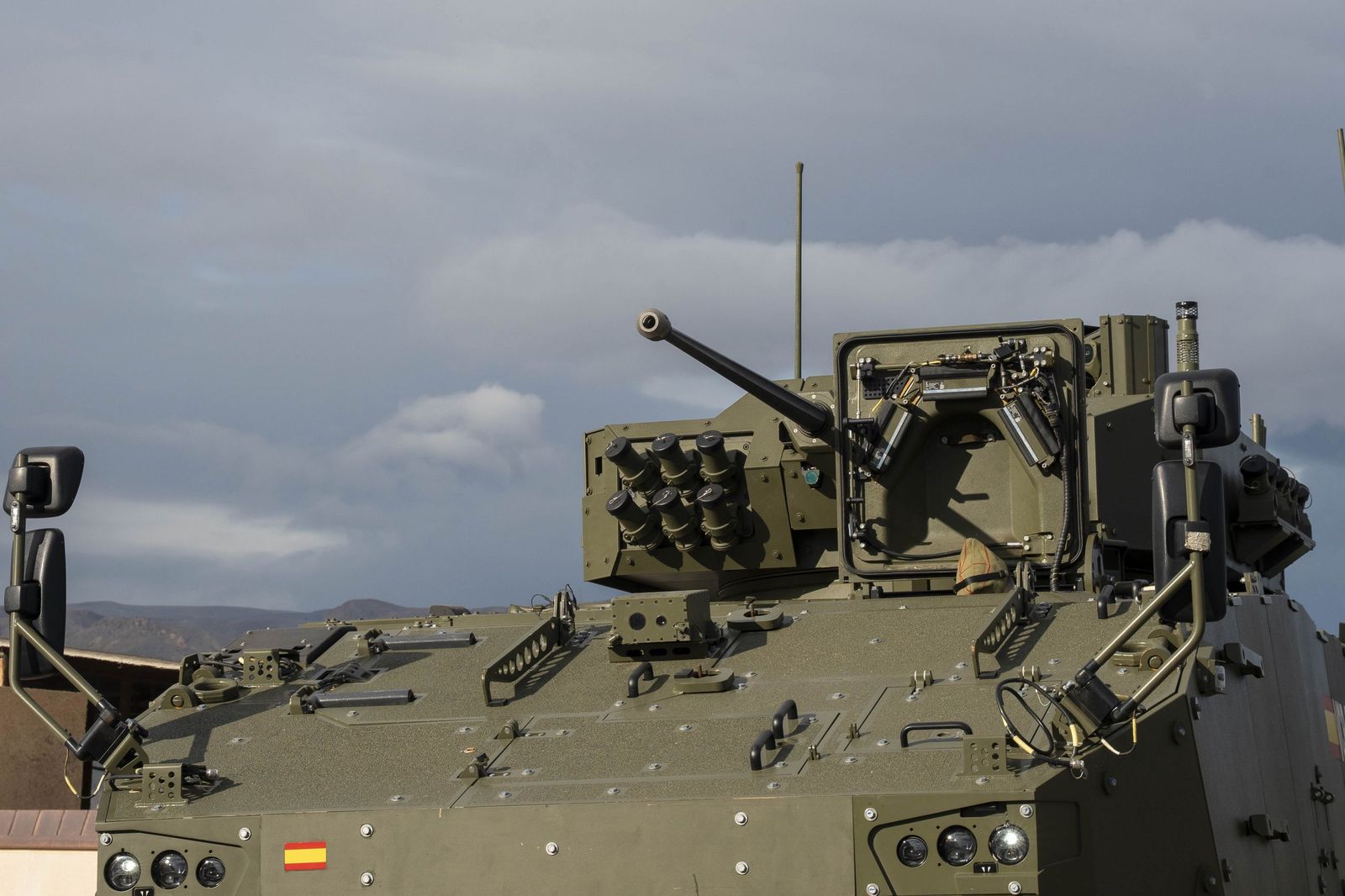 Margarita Robles entrega en Viator los primeros vehículos 8x8 ‘Dragón’ al Ejército de Tierra