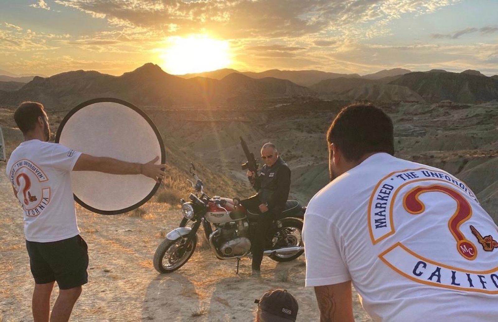 Hormiguea haciendo una sesión de fotos con George Christie en el Desierto de Tabernas.