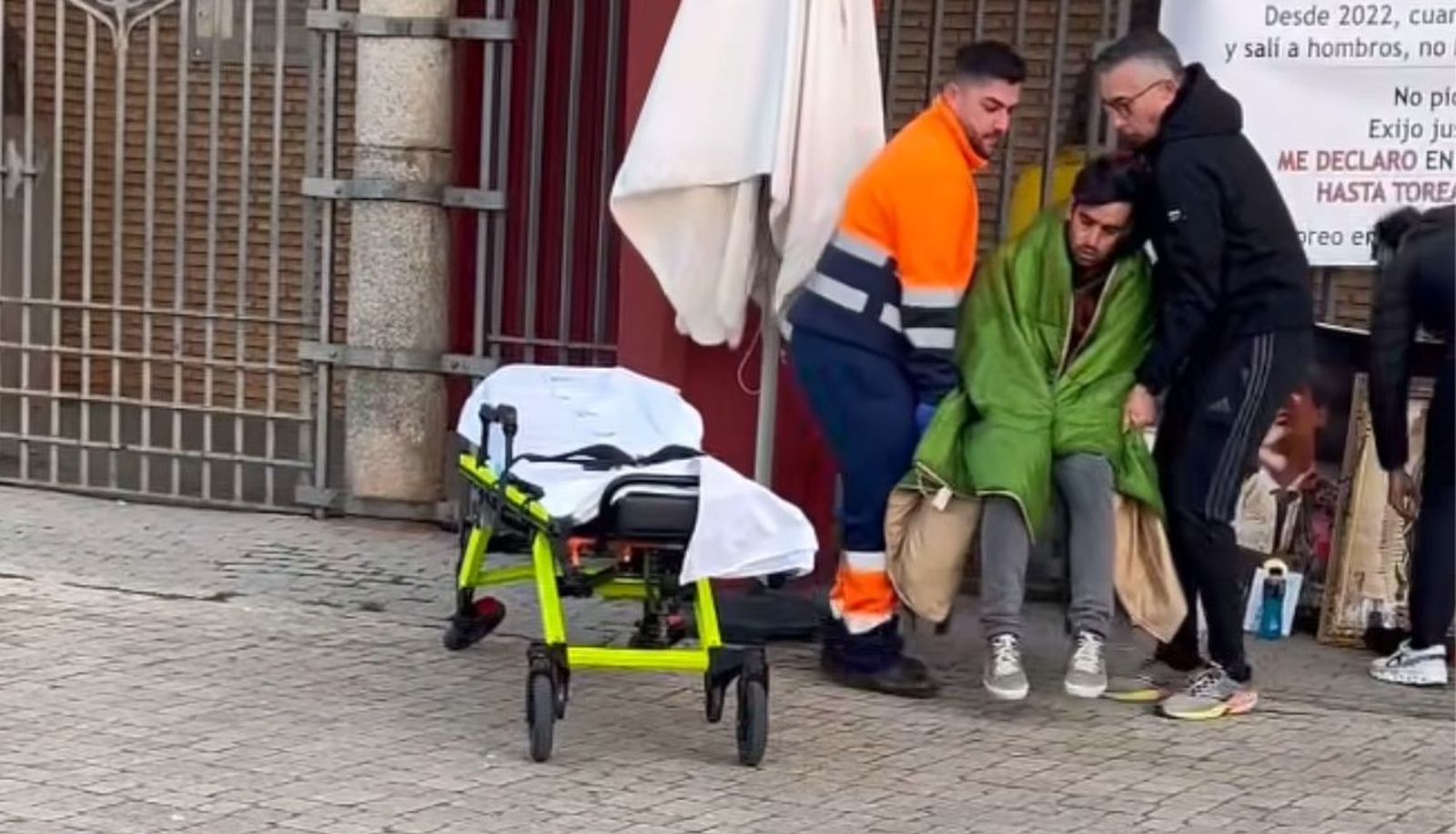 Lagartijo tuvo que ser trasladado en ambulancia al hospital Reina Sofía de Córdoba.