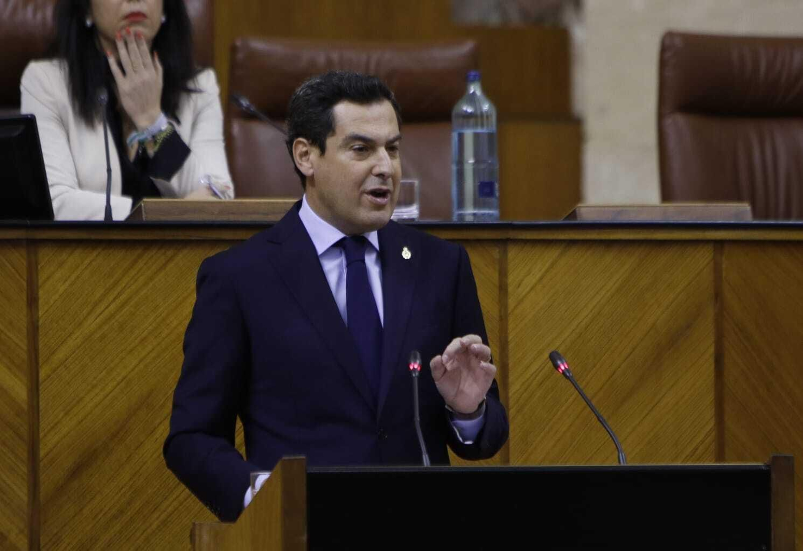 Juanma Moreno en la tribuna del Parlamento