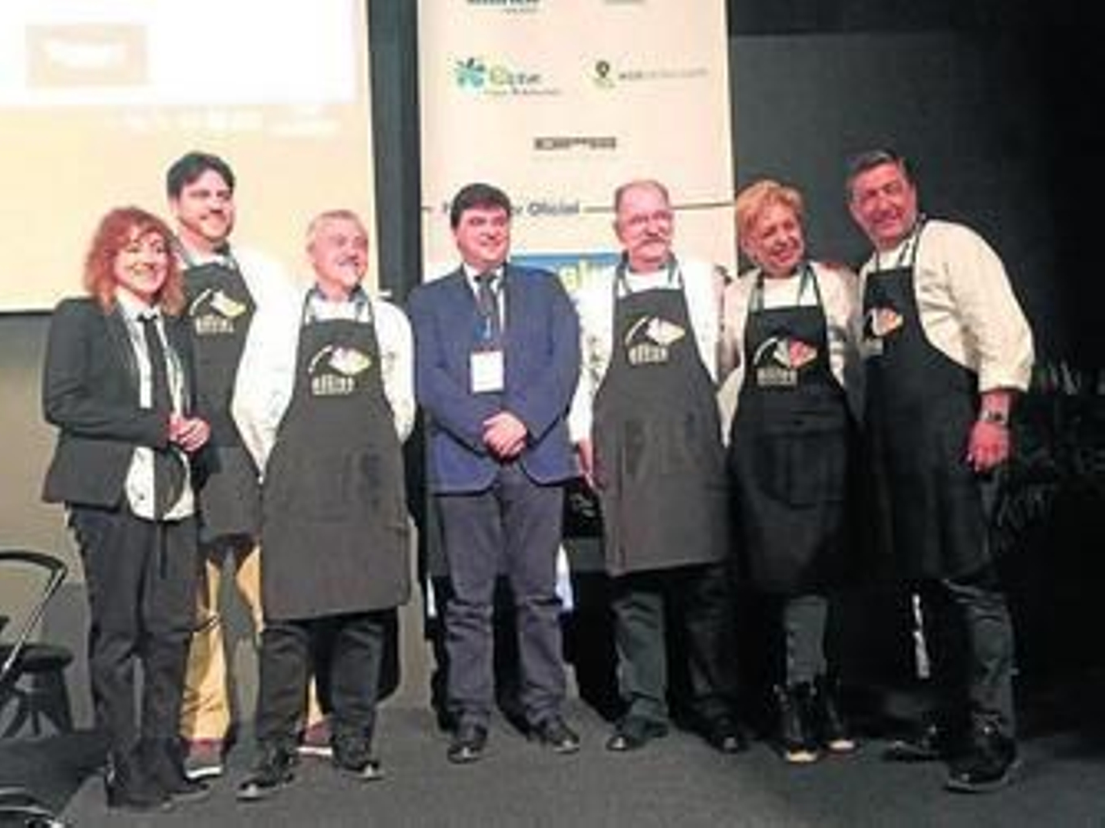Cruz y Tobar, junto a los cocineros que apoyan la candidatura de Huelva. Cruz y Tobar, junto a los cocineros que apoyan la candidatura de Huelva.